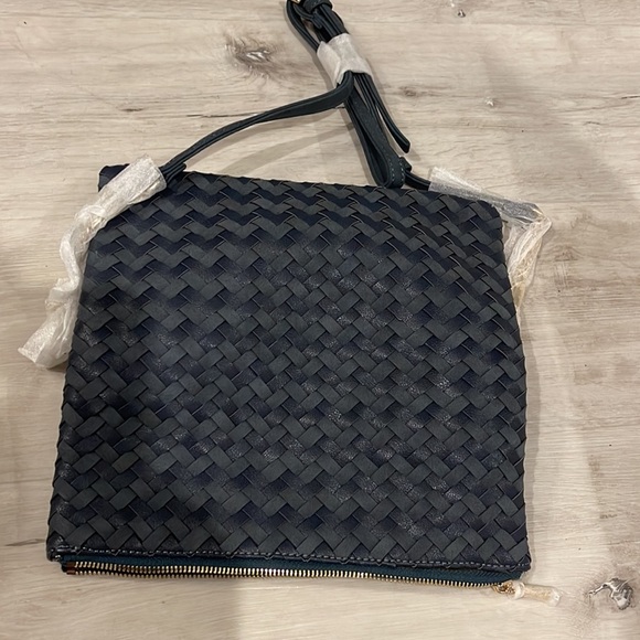 Sole Society NWOT Woven Crossbody/ Clutch Bag with Navy/ Gold Chain Strap - Picture 5 of 10